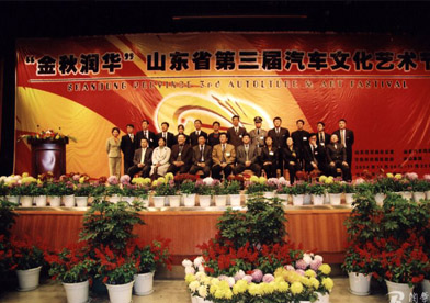 第三屆>>泉城廣場(chǎng)的如潮人流詮釋著大家對(duì)藝術(shù)節(jié)喜愛